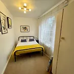 Апартаменти Gorgeous 2 Bedroom Edge Of Cabot Circus