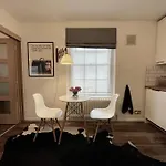 Апартаменти Gorgeous 2 Bedroom Edge Of Cabot Circus