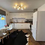 Gorgeous 2 Bedroom Edge Of Cabot Circus Апартаменти
