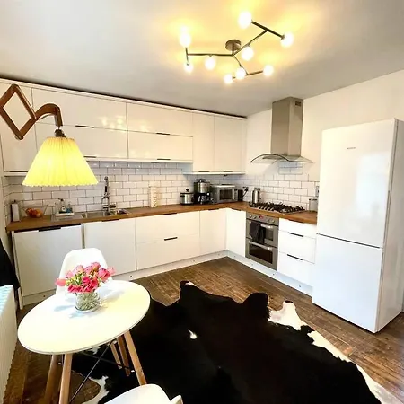 Апартаменти Gorgeous 2 Bedroom Edge Of Cabot Circus *