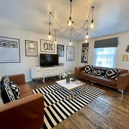 Gorgeous 2 Bedroom Edge Of Cabot Circus *