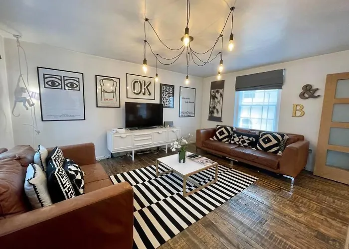 Gorgeous 2 Bedroom Edge Of Cabot Circus *