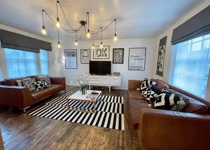 Gorgeous 2 Bedroom Edge Of Cabot Circus