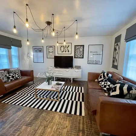 Gorgeous 2 Bedroom Edge Of Cabot Circus