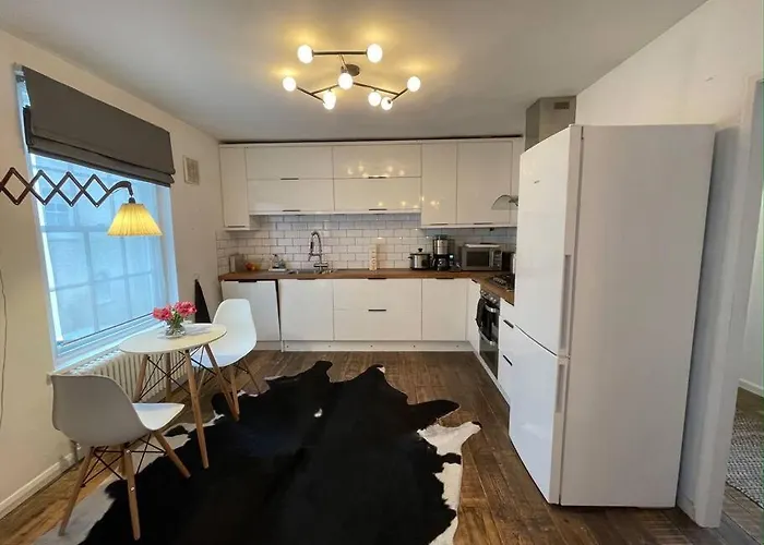 Gorgeous 2 Bedroom Edge Of Cabot Circus Apartment